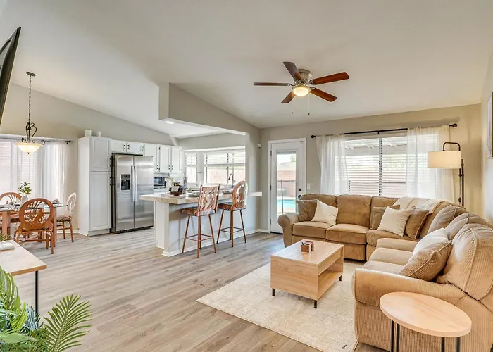 Holiday home 6 Mi To Dtwn: Gem W/ Outdoor Oasis!