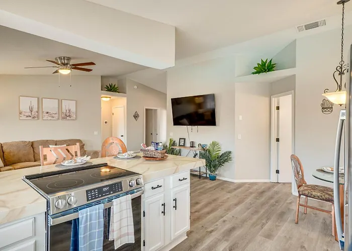 6 Mi To Dtwn: Gem W/ Outdoor Oasis! Holiday home
