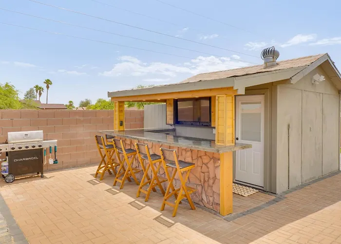 6 Mi To Dtwn: Gem W/ Outdoor Oasis! Holiday home
