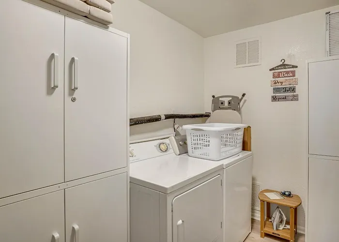 6 Mi To Dtwn: Gem W/ Outdoor Oasis! Holiday home