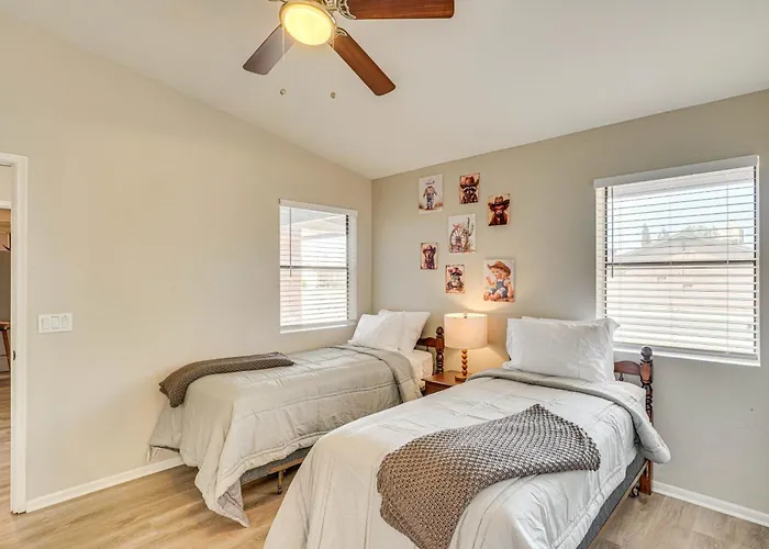 6 Mi To Dtwn: Gem W/ Outdoor Oasis! Holiday home
